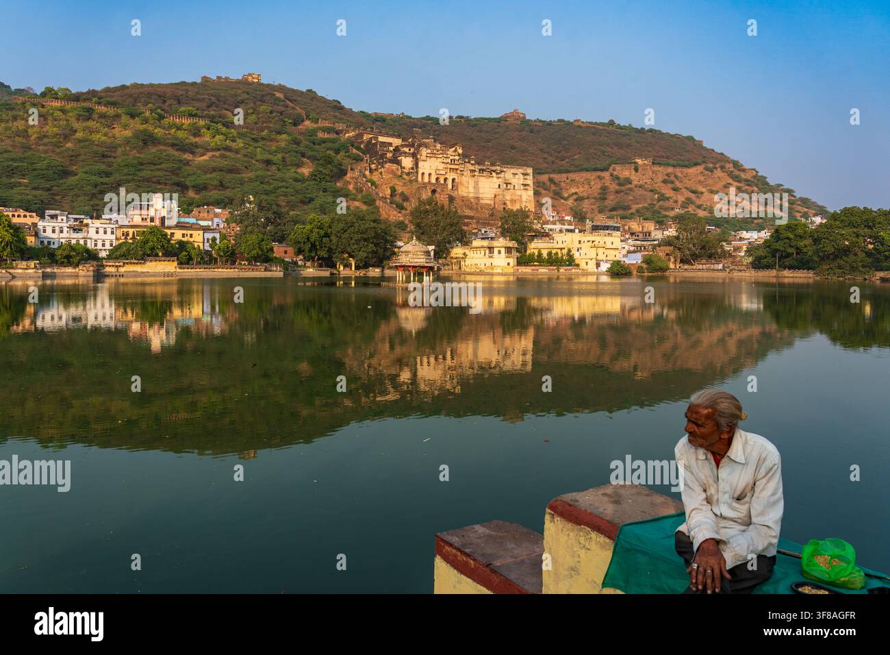 Indien. Rajasthan. Bundi. Der Garh Palace, der an der befestigten Taragarh-Hügel lehnt, spiegelt sich in den Gewässern des Nawal-Sagar-Sees wider // Indien. Rajasthan. Bun Stockfoto