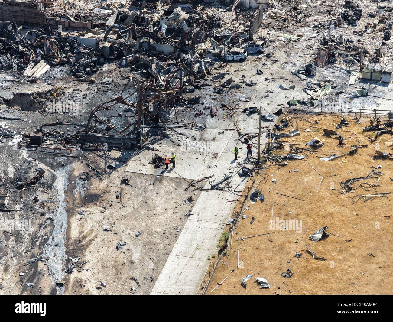 Nachwirkungen eines Brandes auf der Highlands Farm in Rettendon, Essex, mit umfangreichen Schäden an Gebäuden, ausgebrannten Fahrzeugen und Trümmern, 11. August 2026. Stockfoto