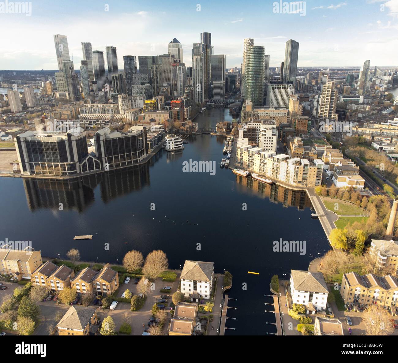 Ruhiger Outer Millwall Dock auf Londons Isle of Dogs, eingerahmt von den modernen Wolkenkratzern des Finanzdistrikts Canary Wharf. Stockfoto