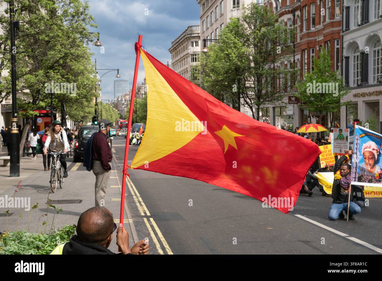Tigrayanische Demonstranten auf der Oxford Street in London fordern ein Ende des Konflikts und der Gewalt in der Tigray-Region Äthiopiens. Stockfoto