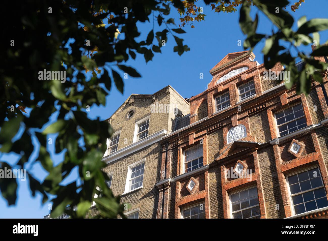 Die kunstvolle rote Backsteinarchitektur in der Kensington High Street, London, ist ein Zeugnis der reichen, erhaltenen viktorianischen Geschichte des Gebiets. Stockfoto