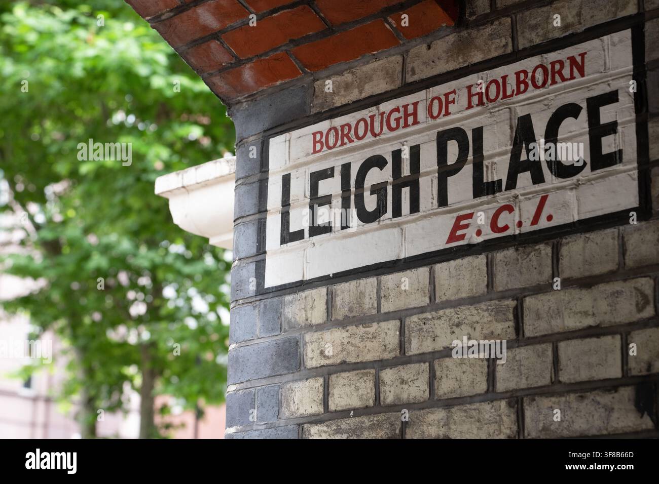 Ein historisches, wandmontiertes Schild "Borough of Holborn" für Leigh Place, das abseits des lebhaften Leather Lane-Marktes in London erhalten geblieben ist. Stockfoto