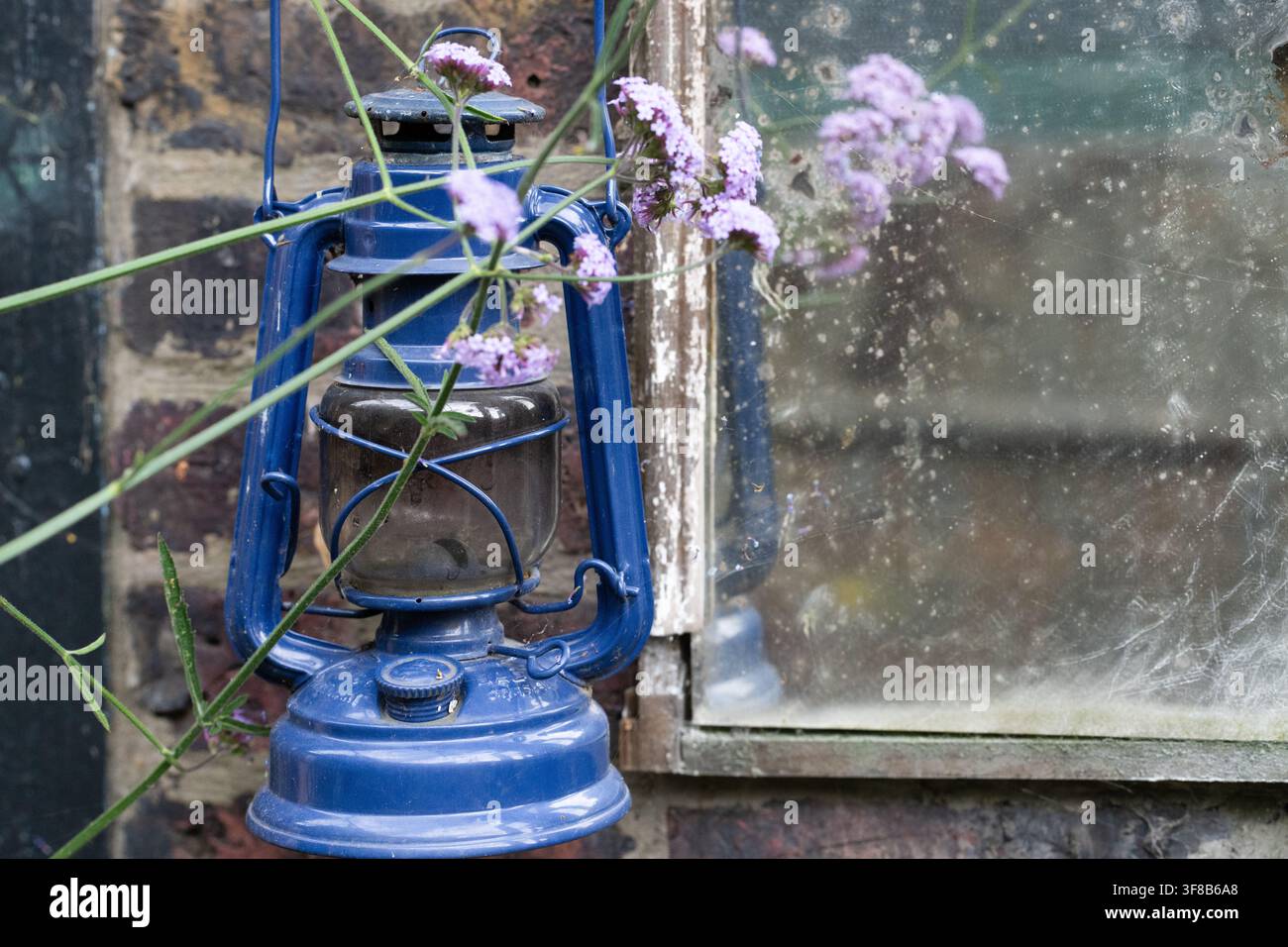 Eine blaue Laterne vor einem Künstleratelier auf Eel Pie Island, Twickenham, fängt den rustikalen, kreativen Geist dieses ikonischen Thames-Zentrums ein. Stockfoto