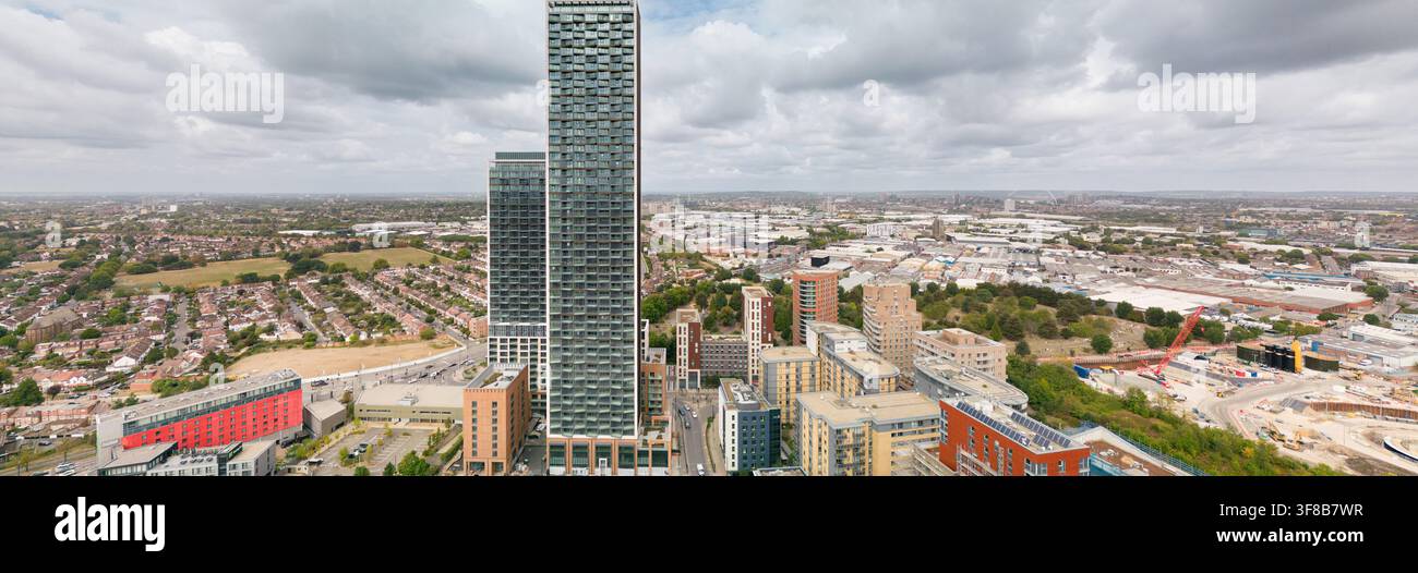 One West Point und North Acton-Türme in Ealing, London, verdeutlichen die schnelle Regeneration des Gebiets, um der städtischen Wohnungsnachfrage gerecht zu werden. Stockfoto