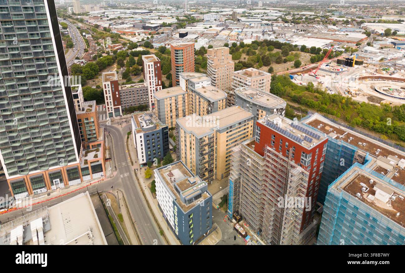Hochhaus-Wohnbebauung in North Acton, Ealing. Entwickler erhöhen die Wohnkapazität von West-London, einschließlich One West Point. Stockfoto