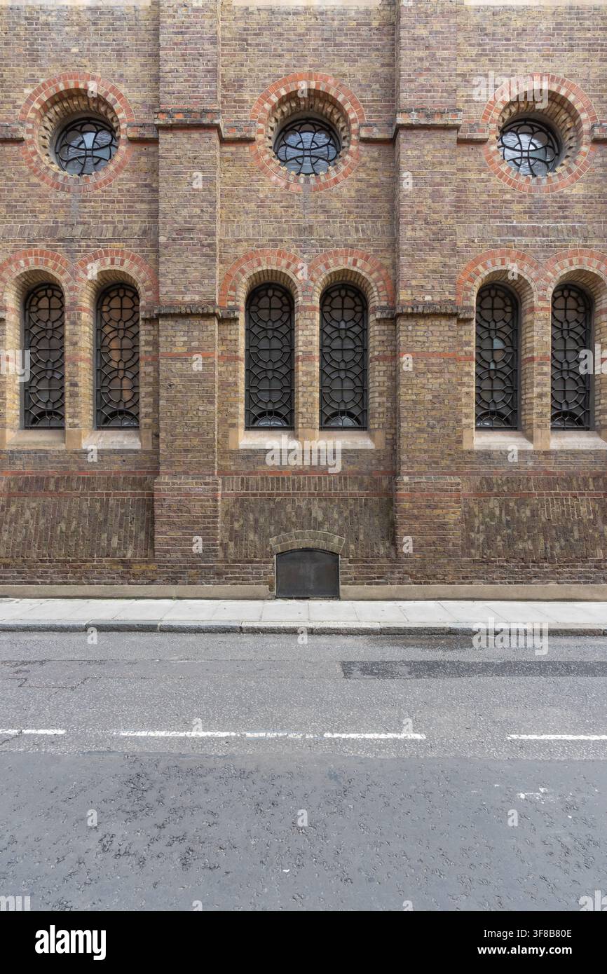 Die Ziegelfassade der historischen United Reformed Church in der Castle Lane, Westminster, zeigt klassische romanische Architektur. Stockfoto