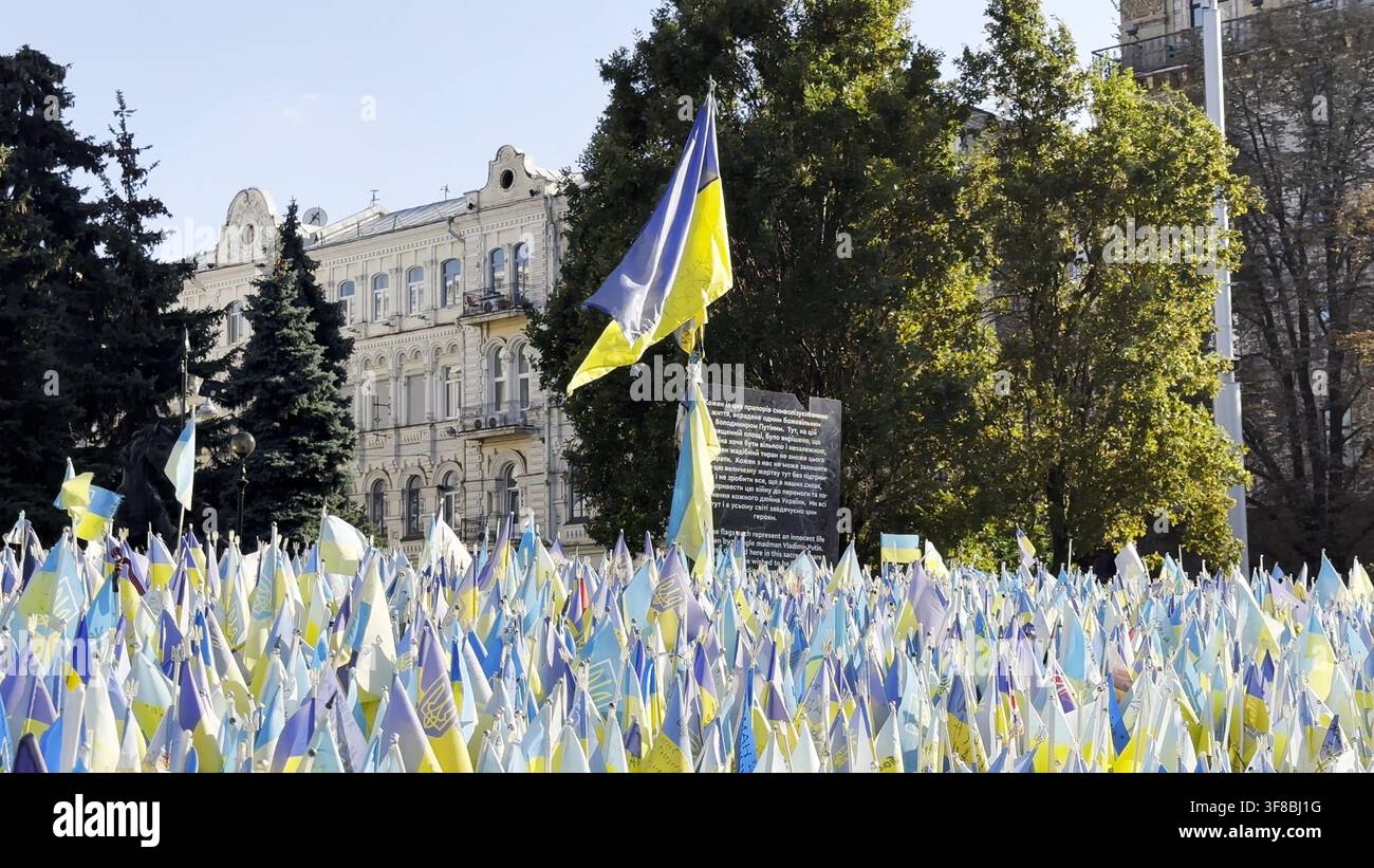 Viele kleine blau-gelbe Fahnen mit Namen des toten Krieges gegen russland. Gedenkstätte der gefallenen Soldaten, Kinder, Frauen in der Hauptstadt der Ukraine Stockfoto