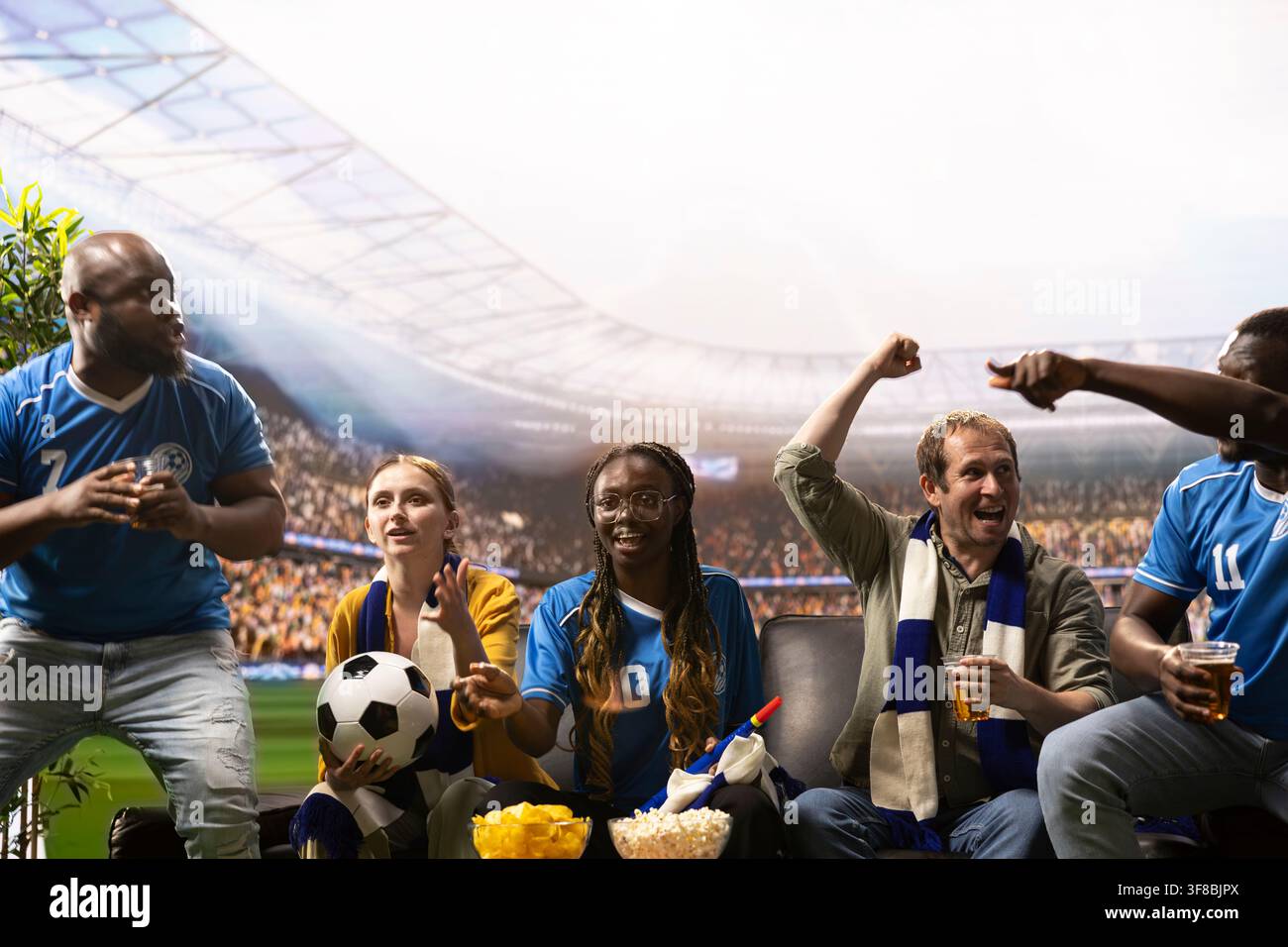Hochauflösende Sportübertragung versetzt Zuschauer ins Stadion, auf der Couch sitzend und Snacks genießend. Fußballfans tauchen in die Action auf dem Spielfeld ein, jubeln für ihr Team und essen Popcorn Stockfoto