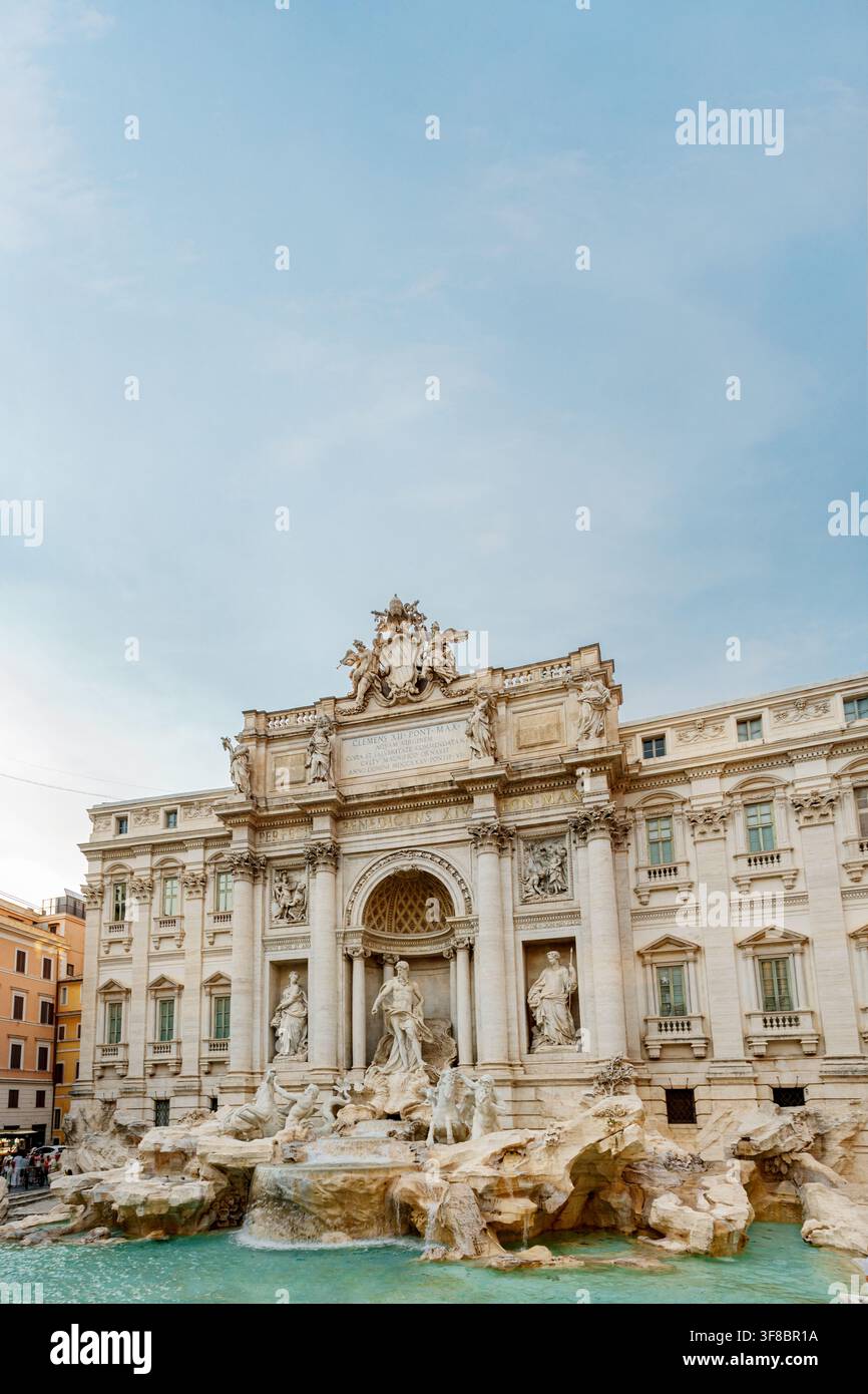 Trevi-Brunnen unter römischem Himmel Stockfoto