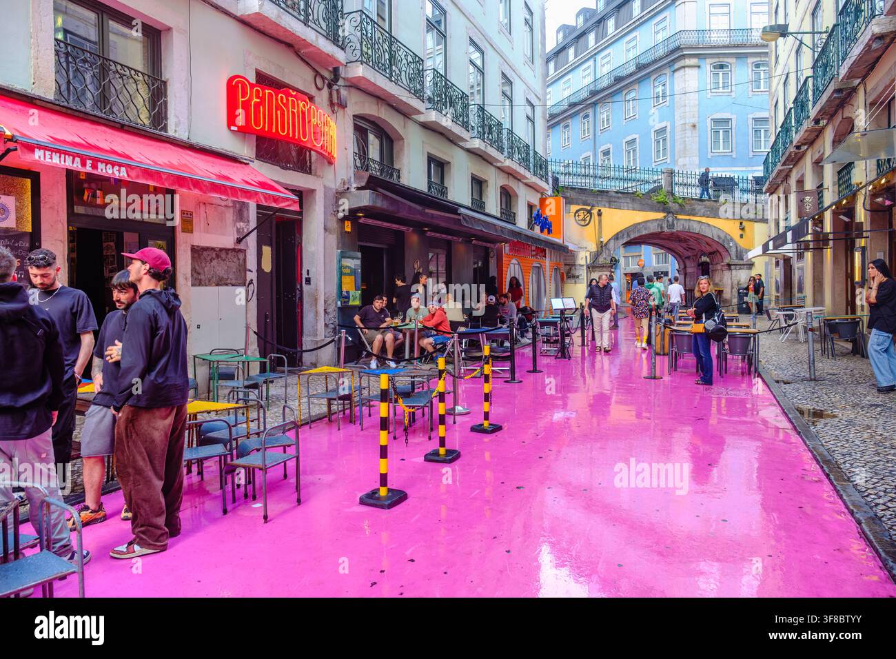 Pink Street (Rua Cor de Rosa) hellrosa Fußgängerzone, Cais do Sodre, Lissabon, Portugal Stockfoto