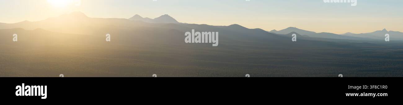 Abendsonnenlicht fällt auf den Deschutes National Forest in der Nähe von Bend, Oregon. Zentral-Oregon ist bekannt für seine rauen Berge, Wälder und Flüsse. Stockfoto