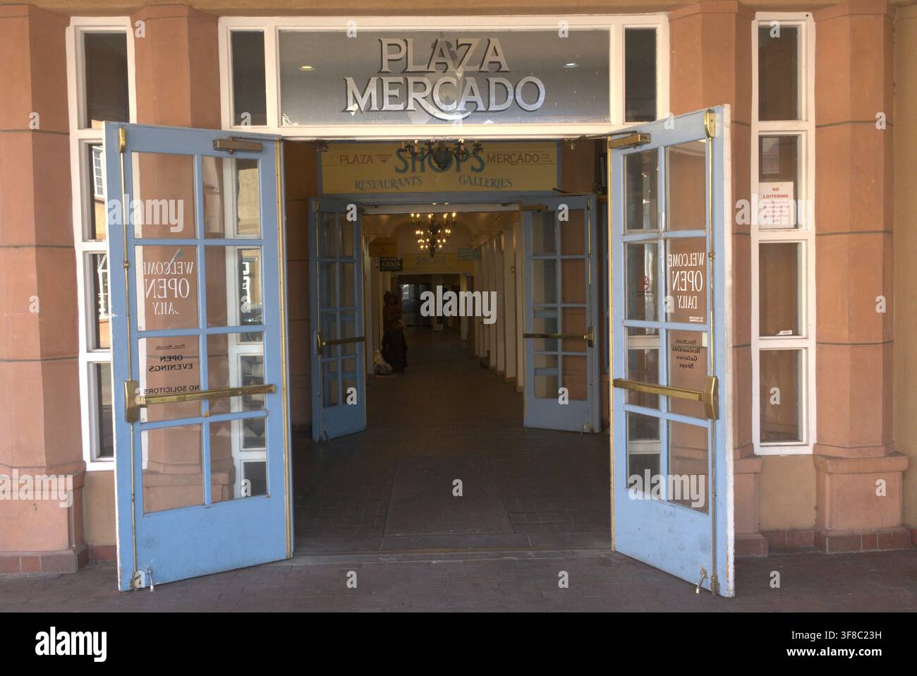 Santa Fe New Mexico 06. August 2026 Plaza Mercado Shopping Center in der Innenstadt von Santa Fe Stockfoto