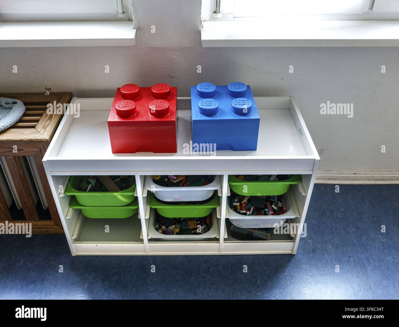 Große Lego-Steine im Gruppenraum eines Kindertagesstettes, Berlin, 11.08.2026, Deutschland Stockfoto