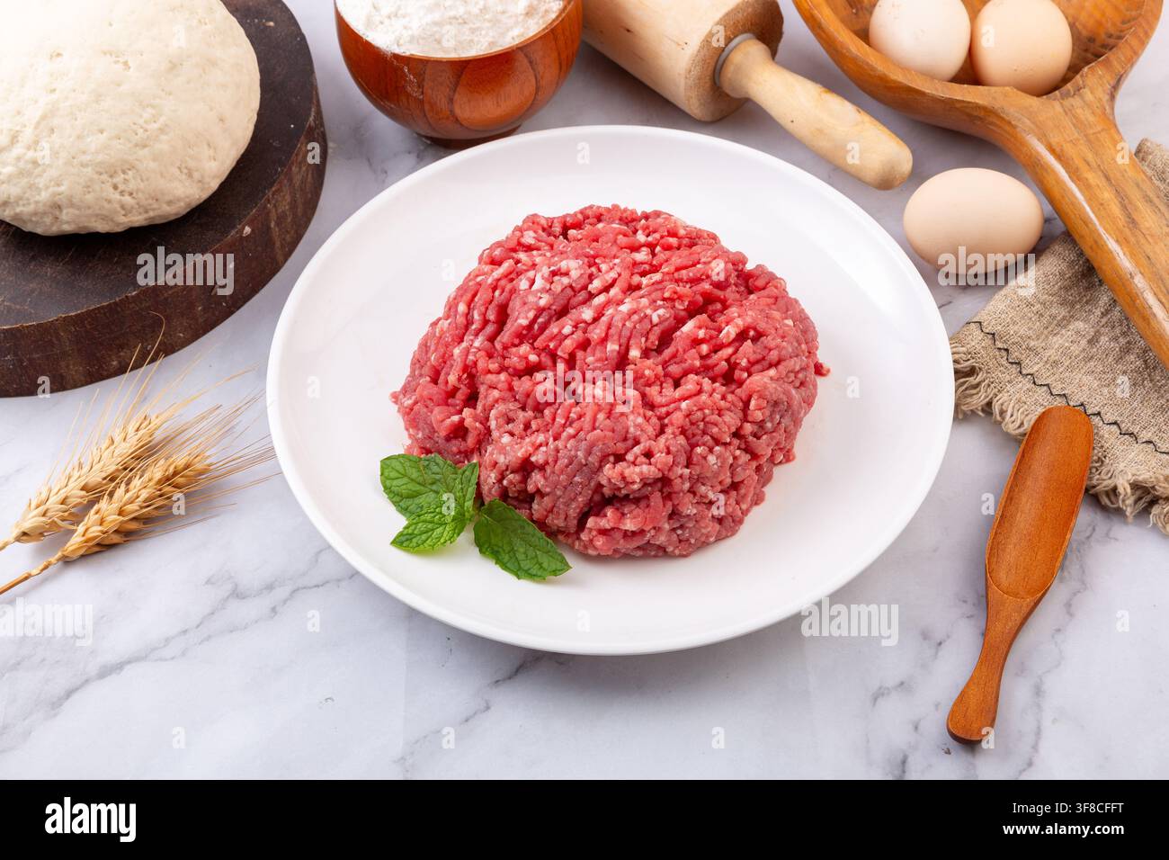 Frisches rohes Hackfleisch für Burger und Fleischbällchen Stockfoto
