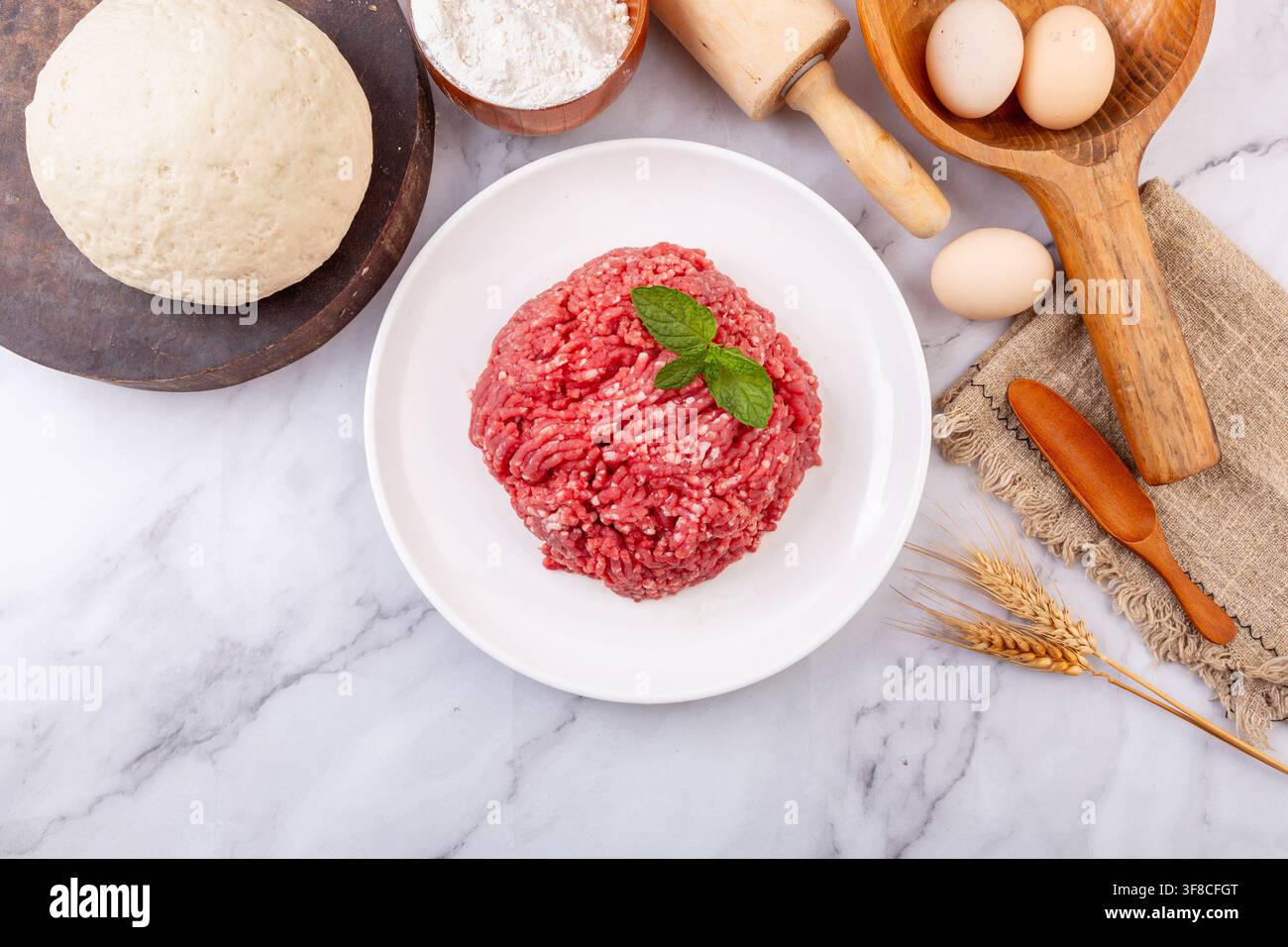 Frisches rohes Hackfleisch für Burger und Fleischbällchen Stockfoto