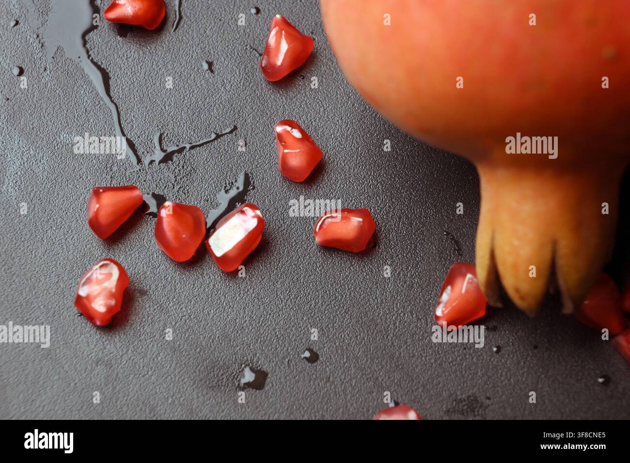 Frische Granatapfelkerne als Hintergrundtextur in Makroaufnahmen aus der Top-Down-Perspektive Stockfoto