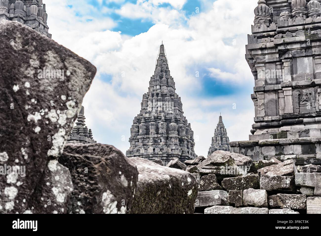 Einer der Tempel im Prambanan-Komplex zwischen den Ruinen Stockfoto