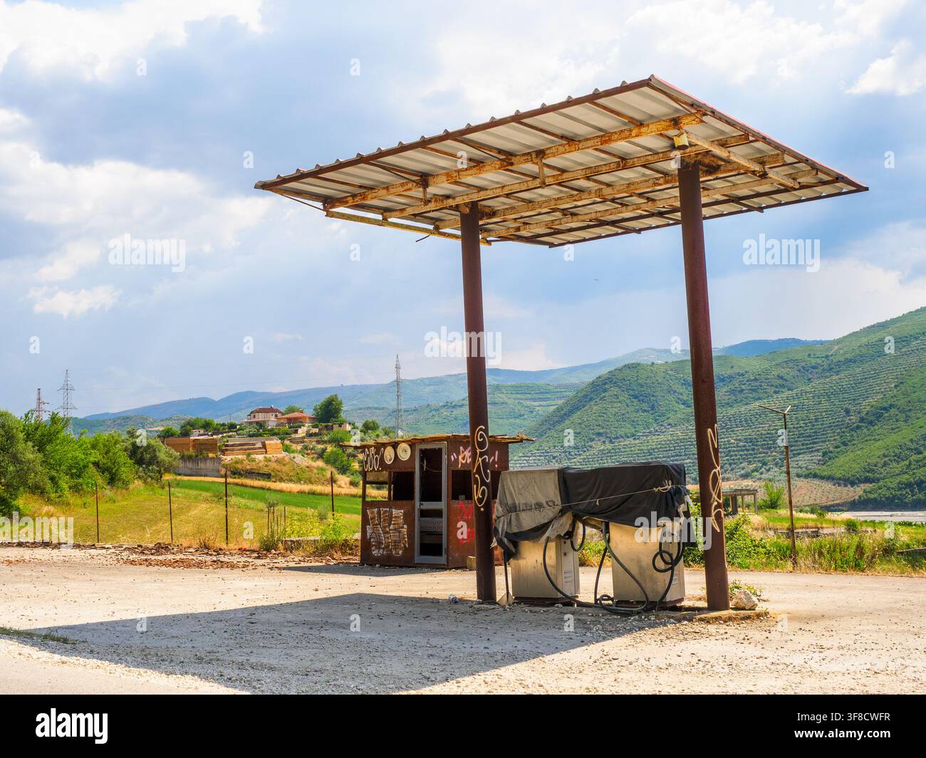 Verlassene alte Tankstelle in der Region Berat – Albanien Stockfoto