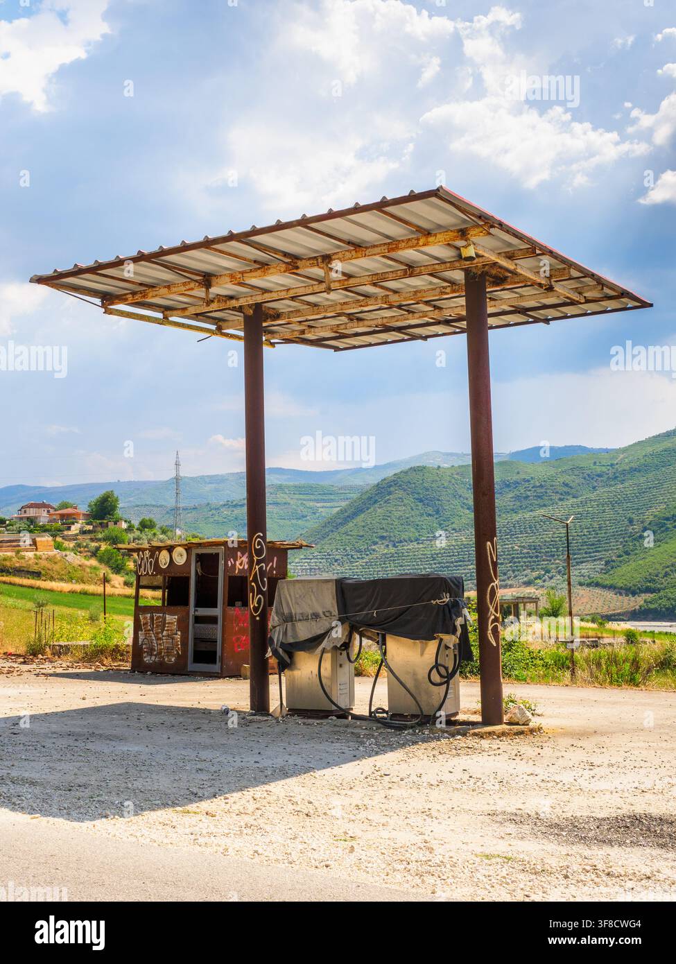 Verlassene alte Tankstelle in der Region Berat – Albanien Stockfoto