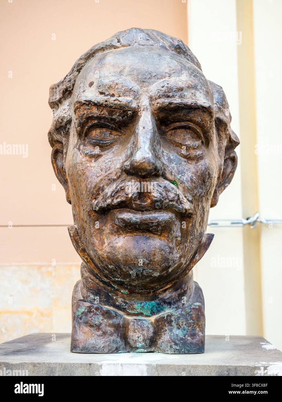 Bronzekopfskulptur von Thimi Mitko (1820-1895), Aktivist der albanischen Nationalen Wiederbelebung und Volkskundler – Korce, Albanien Stockfoto