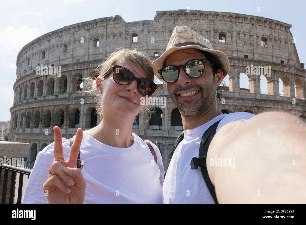 Fröhliches Paar besucht das Kolosseum in Rom, Italien. Freunde machen Selfie am Kolosseum. Stockfoto