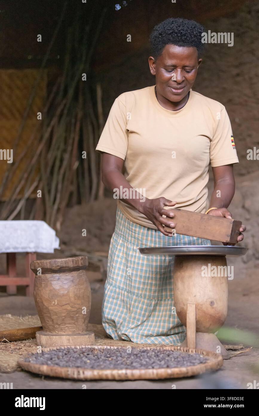 Uganda, 04., Januar, 2026: Afrikanischer traditioneller Kaffeeröstprozess durch lokale Stämme in Bergregionen Stockfoto