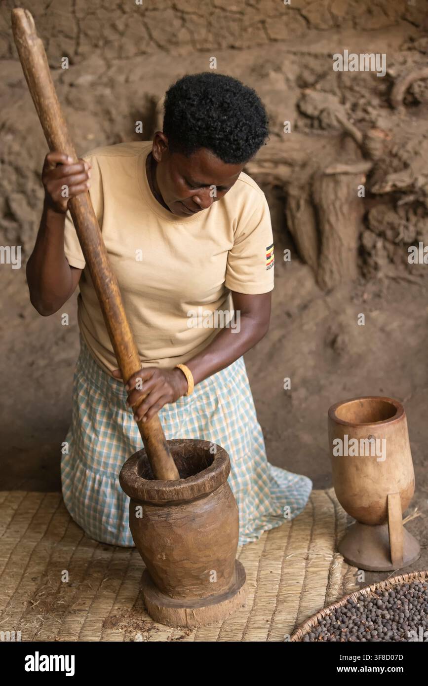 Uganda, 04., Januar, 2026: Afrikanischer traditioneller Kaffeeröstprozess durch lokale Stämme in Bergregionen Stockfoto