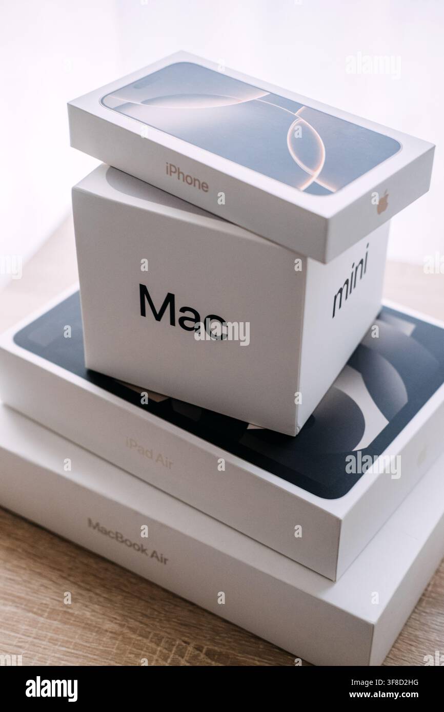 Stapel von Apple-Produktboxen auf Holztablett. Apple-Produktauspacken, neue Apple-Geräteboxen, Auspacken von Apple-Tech-Kauf. Warschau, Polen, 20. Juli Stockfoto