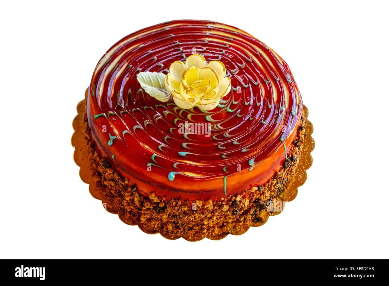 ein runder, geschichteter Karamellkuchen mit einem glänzenden spiegelglasierten Karamelloberteil, verziert mit einer eingespritzen weißen Schokoladenblüte, blaugrünen marmorierten Wirbeln und einem cr Stockfoto