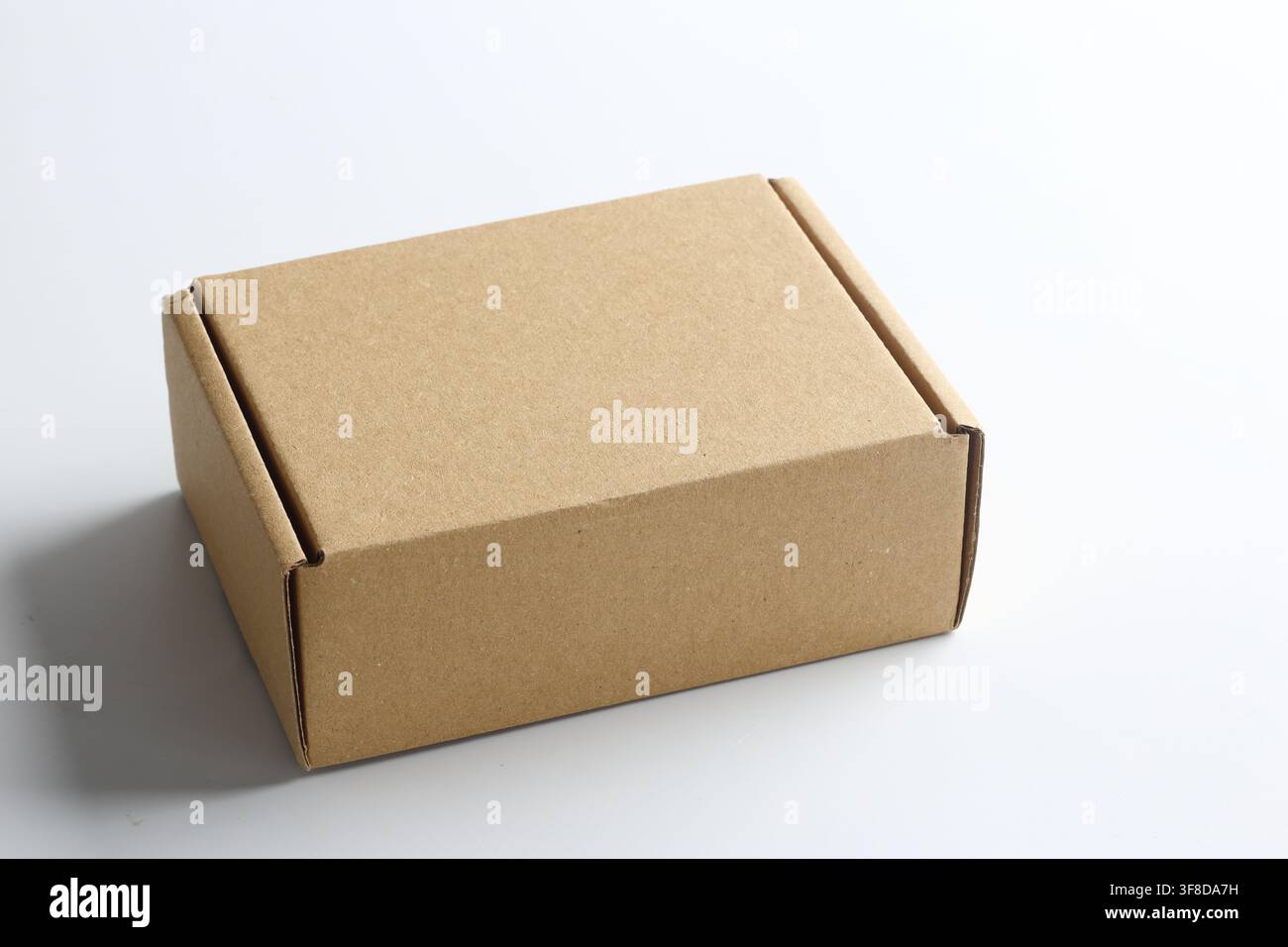 Braune Pappverpackungsbox isoliert auf weißem Hintergrund Stockfoto