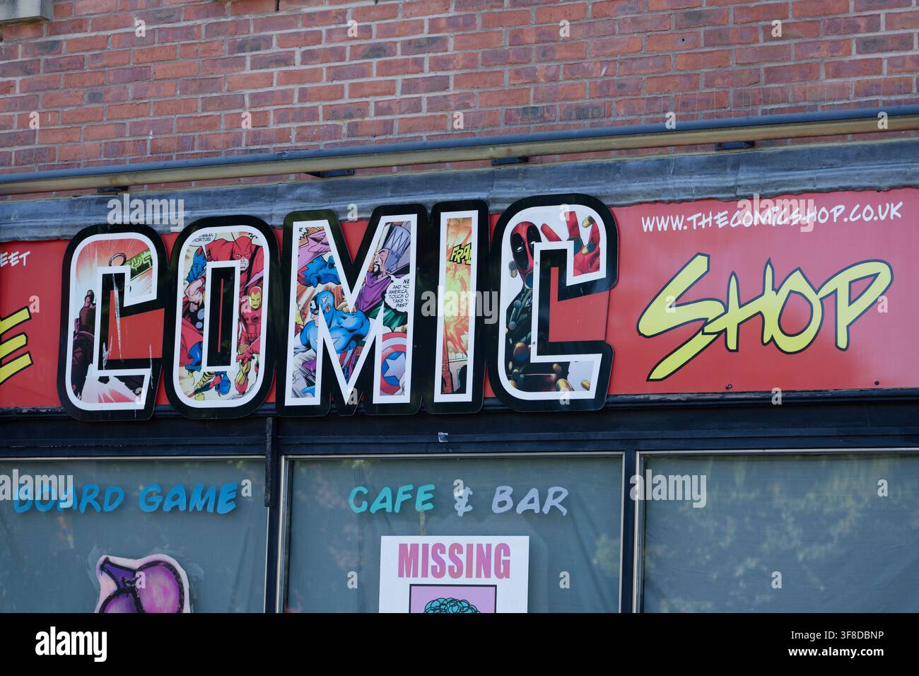 Ein Schaufenster eines Comicladens mit dem Geschäftstitel The Comic Shop. Stockfoto