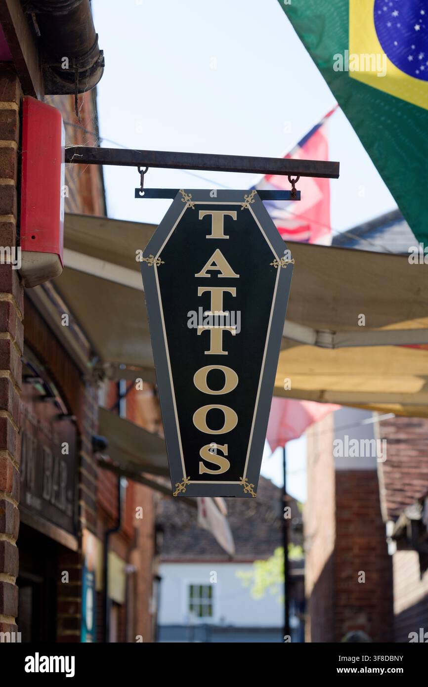 Tattoo-Schild in Form eines kleinen Sarges zur Werbung für das Lokal. Stockfoto
