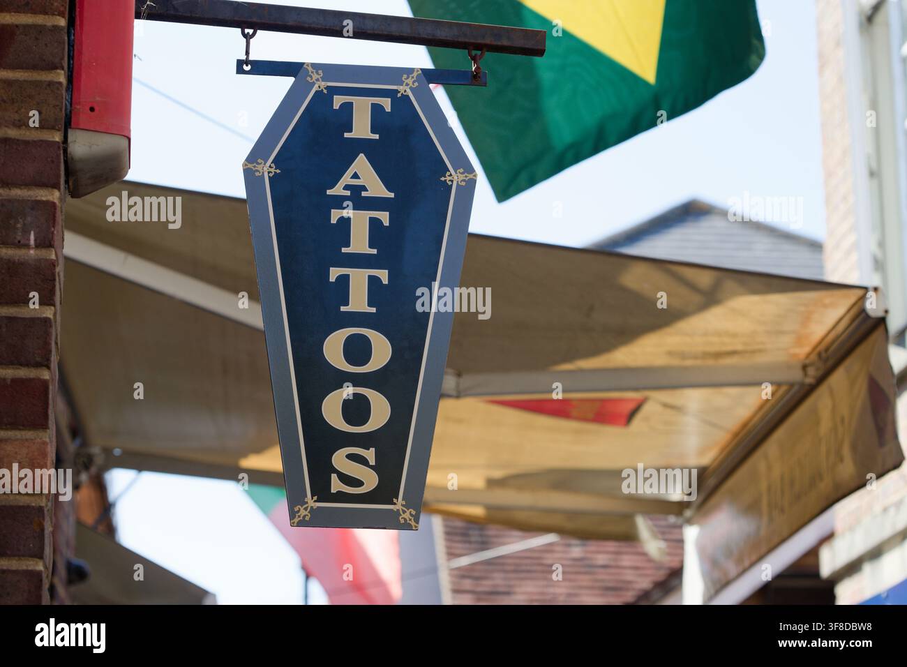Tattoo-Schild in Form eines kleinen Sarges zur Werbung für das Lokal. Stockfoto