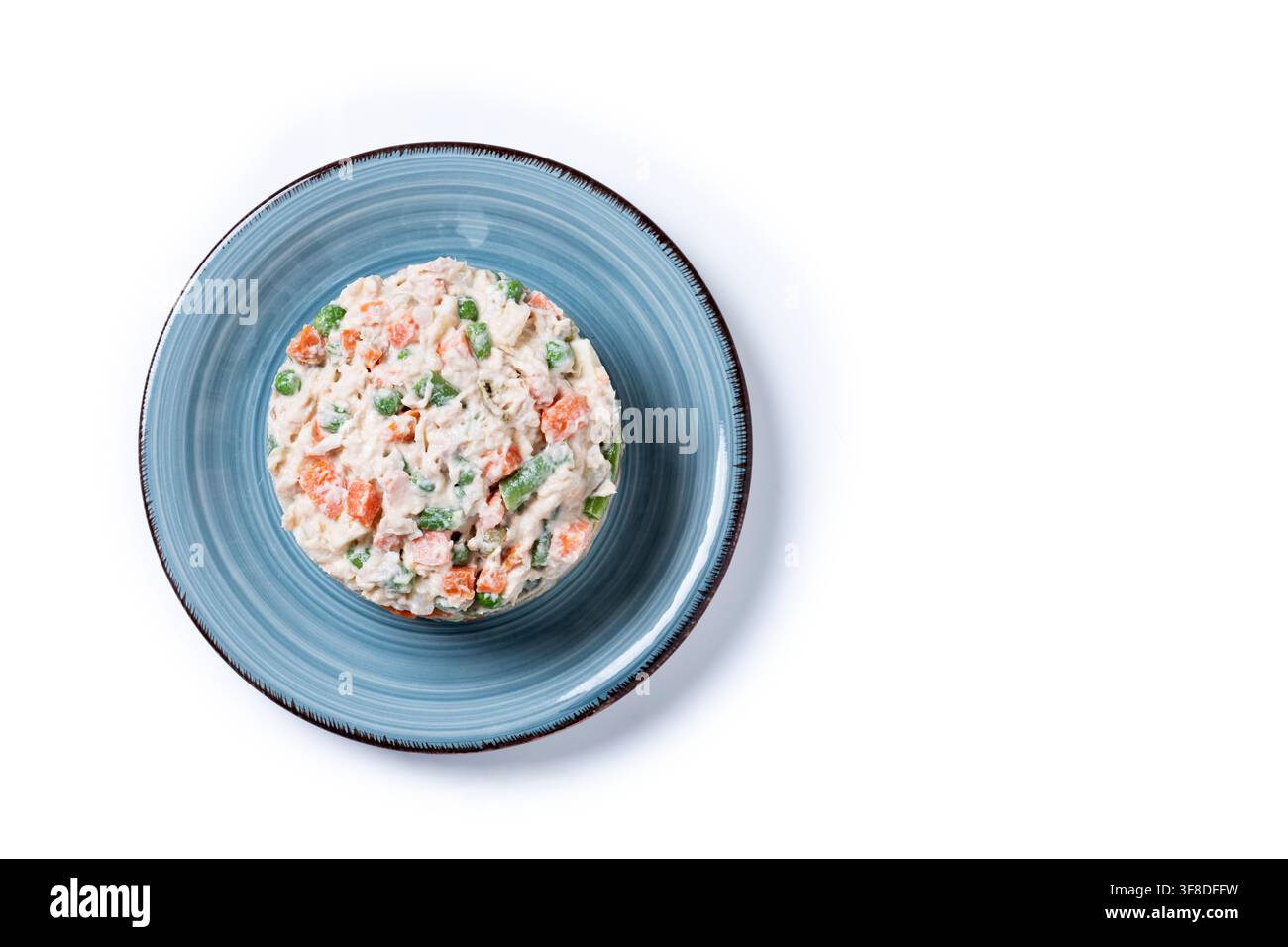 Traditioneller russischer Salat mit Thunfisch und Gemüse isoliert auf weißem Hintergrund Stockfoto