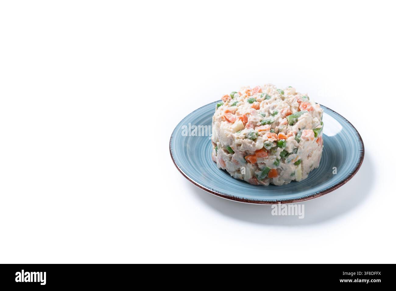 Traditioneller russischer Salat mit Thunfisch und Gemüse isoliert auf weißem Hintergrund Stockfoto