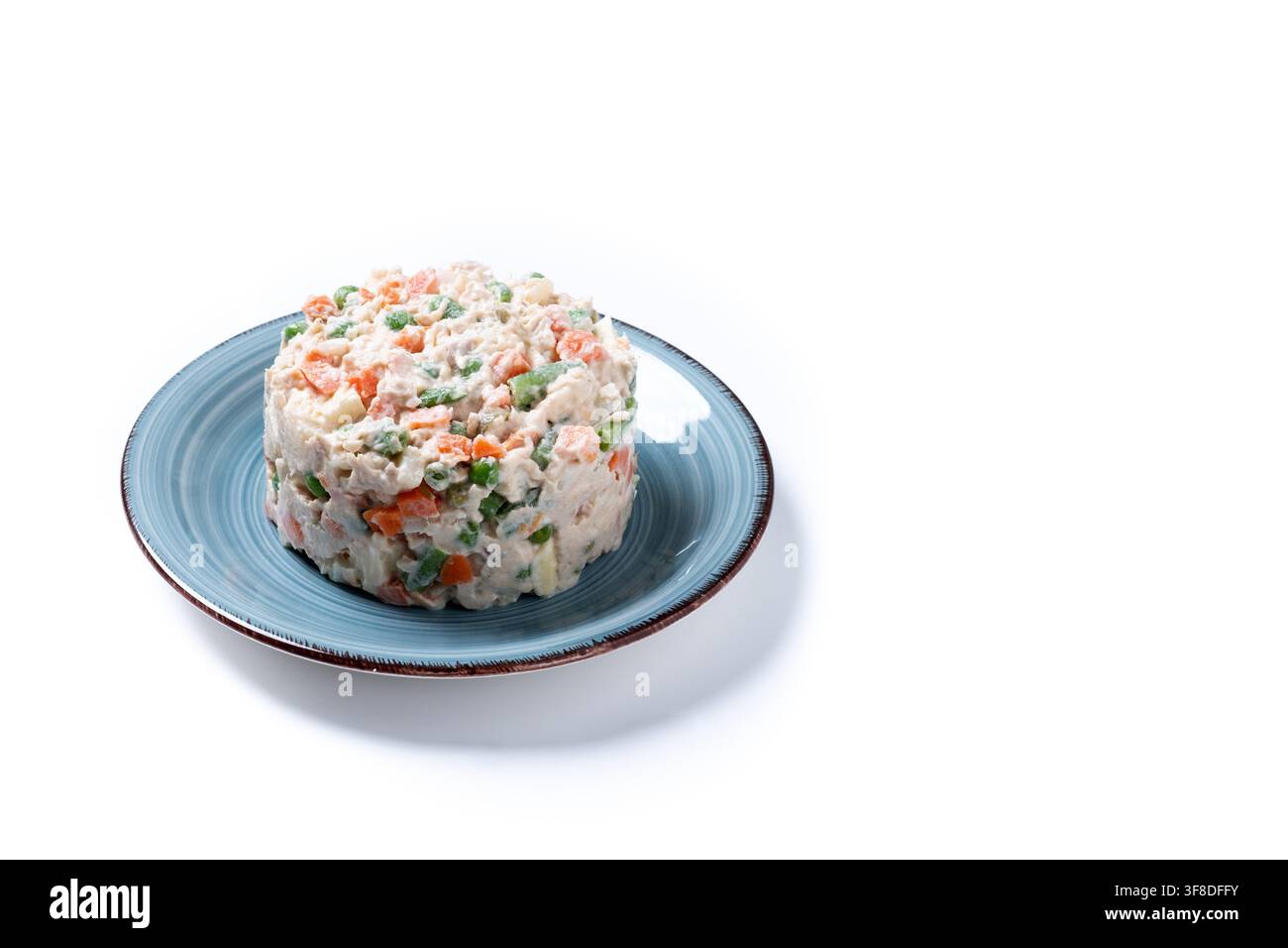 Traditioneller russischer Salat mit Thunfisch und Gemüse isoliert auf weißem Hintergrund Stockfoto