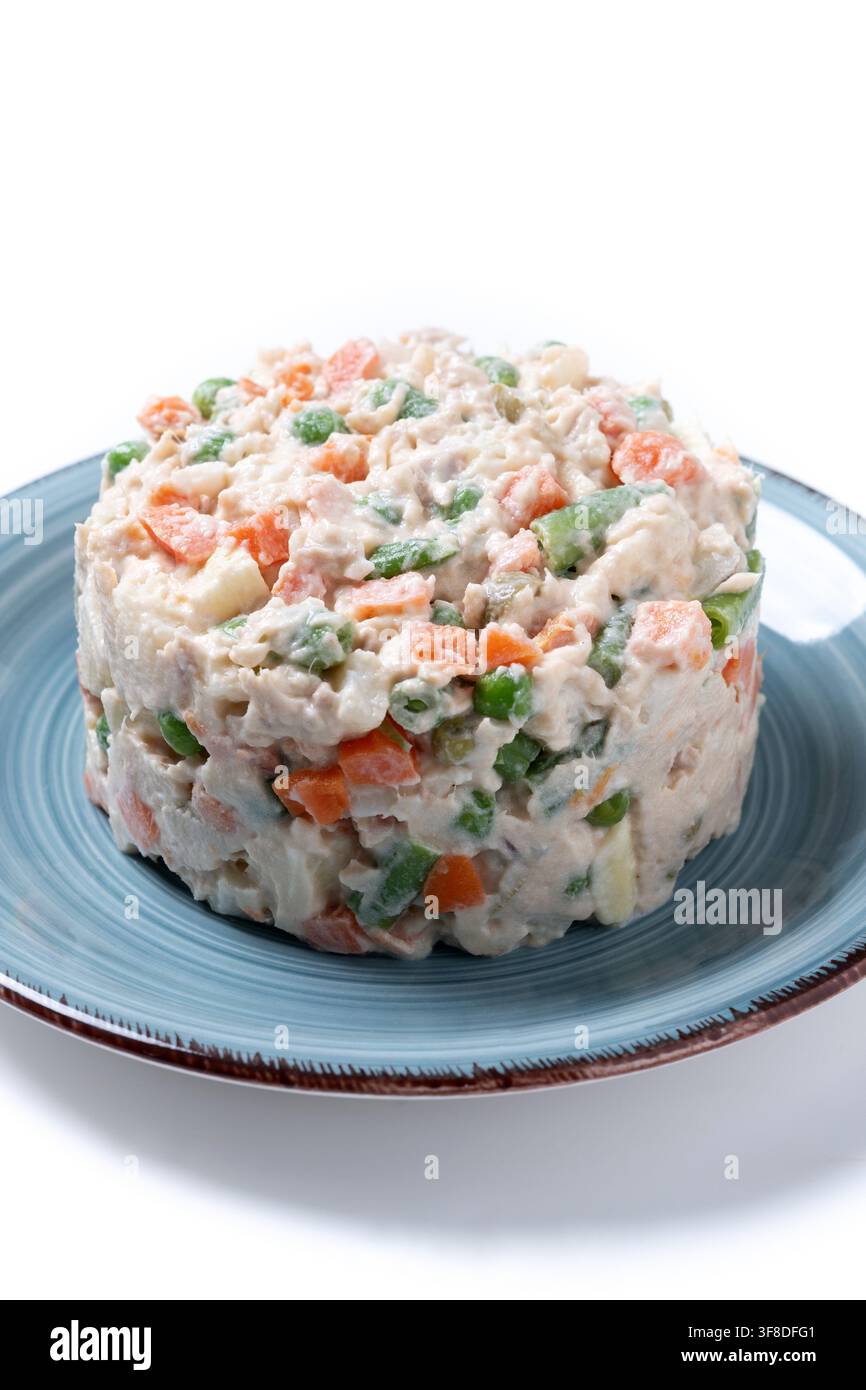 Traditioneller russischer Salat mit Thunfisch und Gemüse isoliert auf weißem Hintergrund Stockfoto