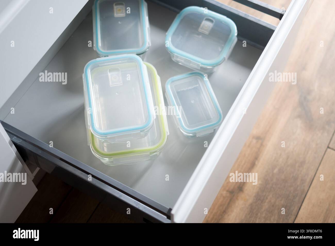 Wiederverwendbare Lebensmittelaufbewahrungsbehälter organisiert in Küchenschublade Stockfoto