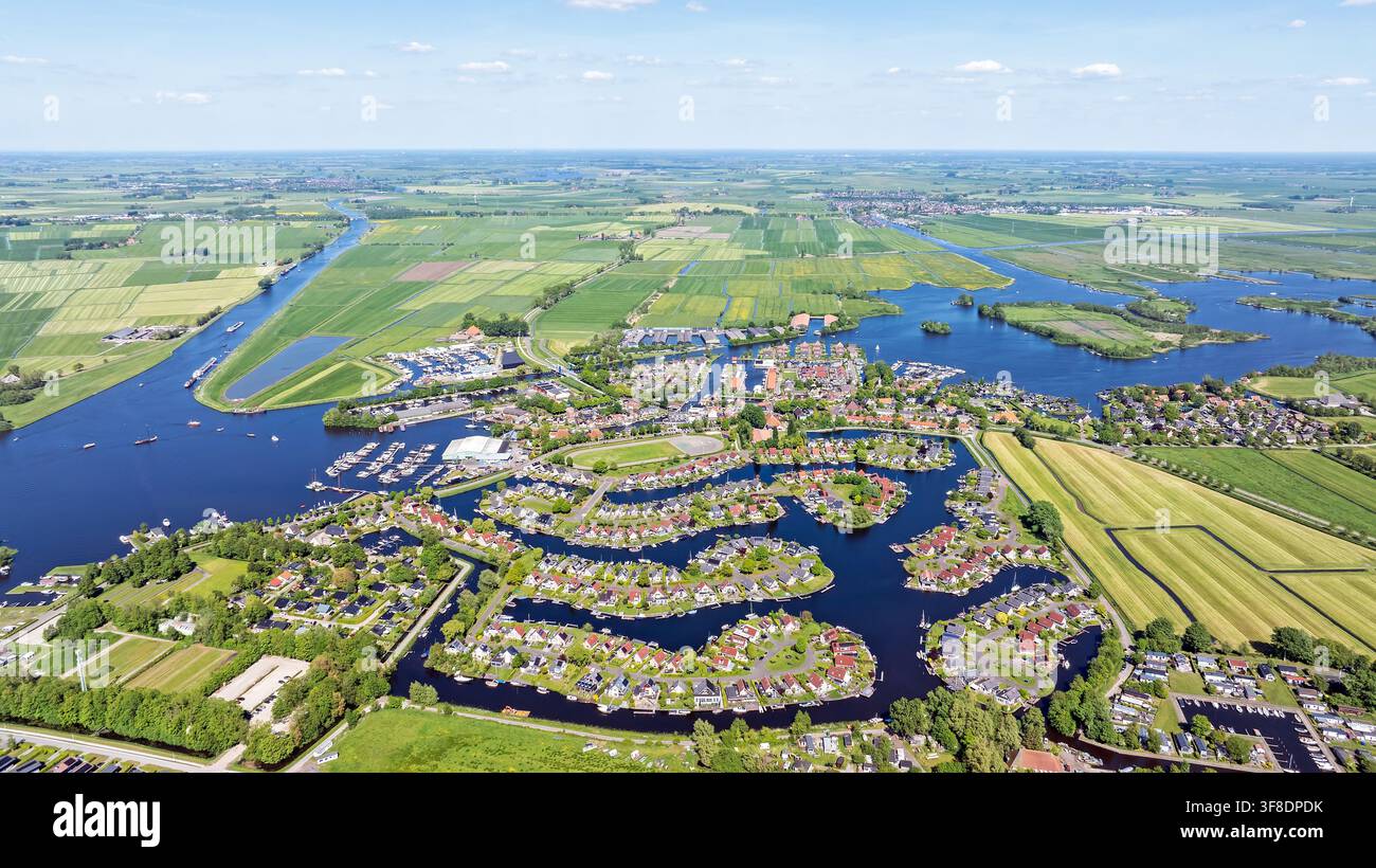 Luftaufnahme von Häusern am Wasser in Terherne, den Niederlanden Stockfoto