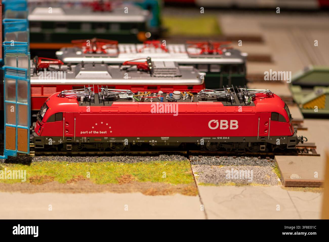 WIEN, ÖSTERREICH, 26. November 2022: Eine rote OBB-Modelllokomotive ist auf Gleisen innerhalb eines detaillierten Miniatur-Eisenbahndioramas ausgestellt. Stockfoto