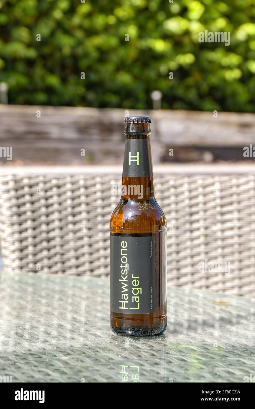 Cardiff, Wales, UK - 9. August 2026: ungeöffnete Flasche gekühlten Harkstone Lager isoliert auf einem Tisch auf einer Gartenterrasse. Stockfoto