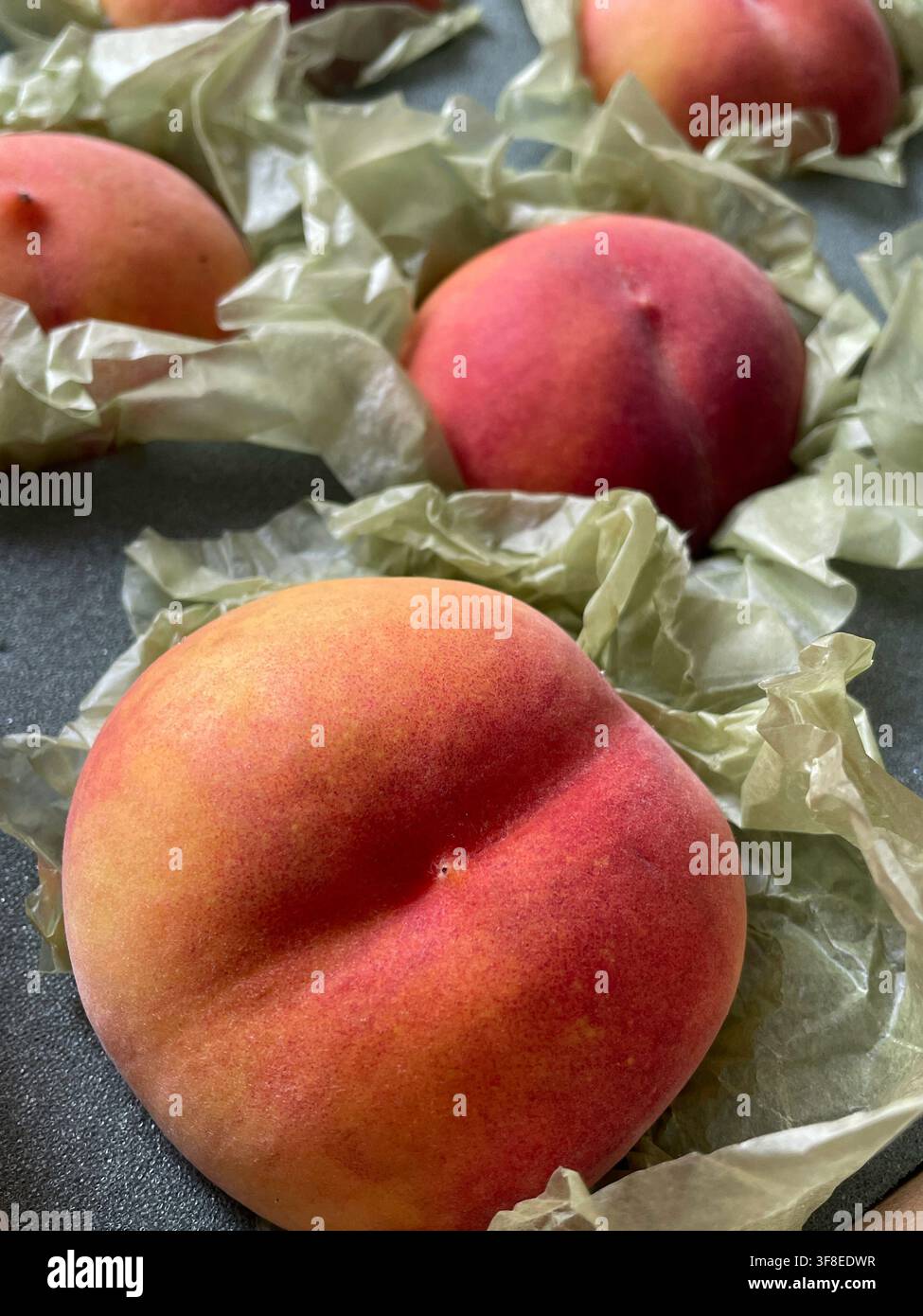 Harry and David Oregold-Pfirsiche sind ein perfektes Sommergeschenk, frisch und sicher verpackt, 2026, USA - Smartphone-aufgenommenes Stockfoto