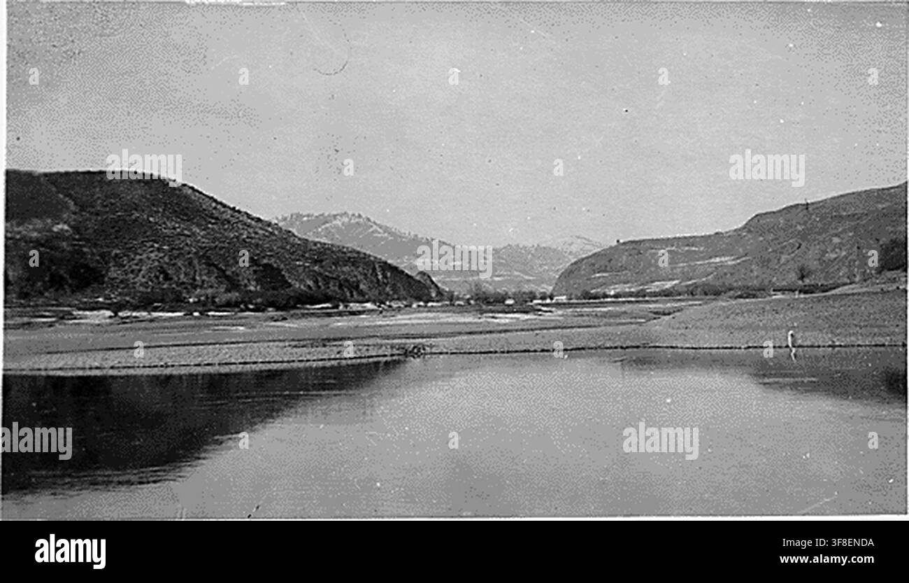 Die Mündung des San Poil River, bei Meile 131 3/4 des Columbia River, wie sie vom US Army Corps of Engineers während ihrer Vermessungs- und Fotoprojekte zwischen 1907 und 1913 dokumentiert wurde, zeigt den Zustand des Flusses vor dem Dammbau. Stockfoto