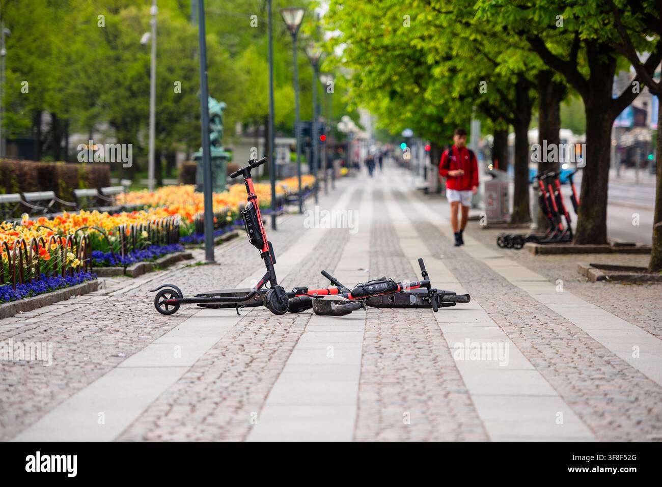 Göteborg, Schweden - April 30 2019: Elektrische Roller auf dem Gehweg, die Fußgänger gefährden. Stockfoto