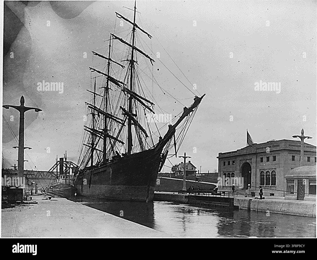 Die Hiram Chittenden Locks, Teil des Lake Washington Ship Canal, die die Passage zwischen Lake Union und Puget Sound ermöglichen, mit einem Frachter in den Schleusen an den Narrows von Salmon Bay, Seattle, Washington, im Jahr 1916. Stockfoto