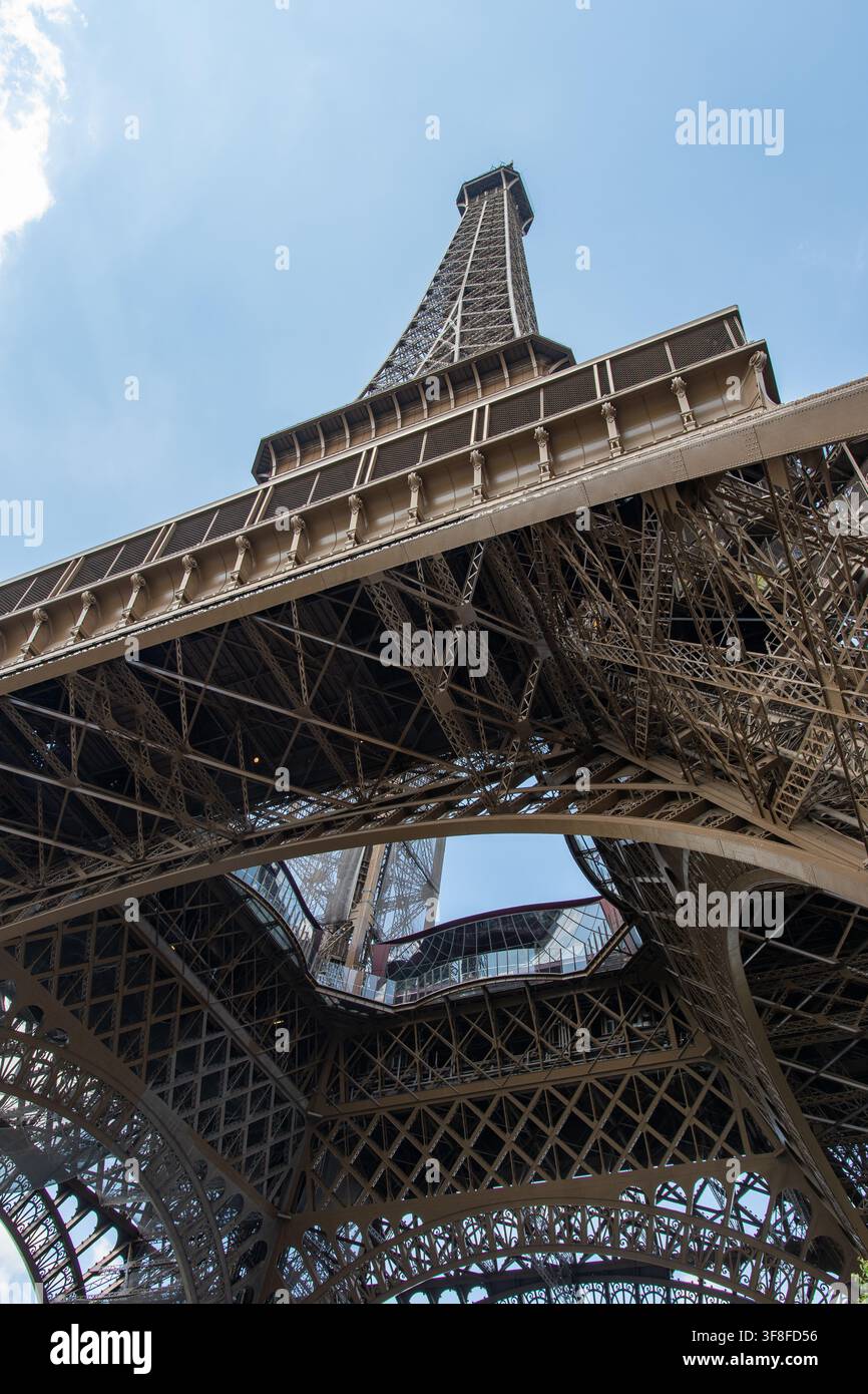 Paris Frankreich: Eiffelturm, Blick von unten Stockfoto