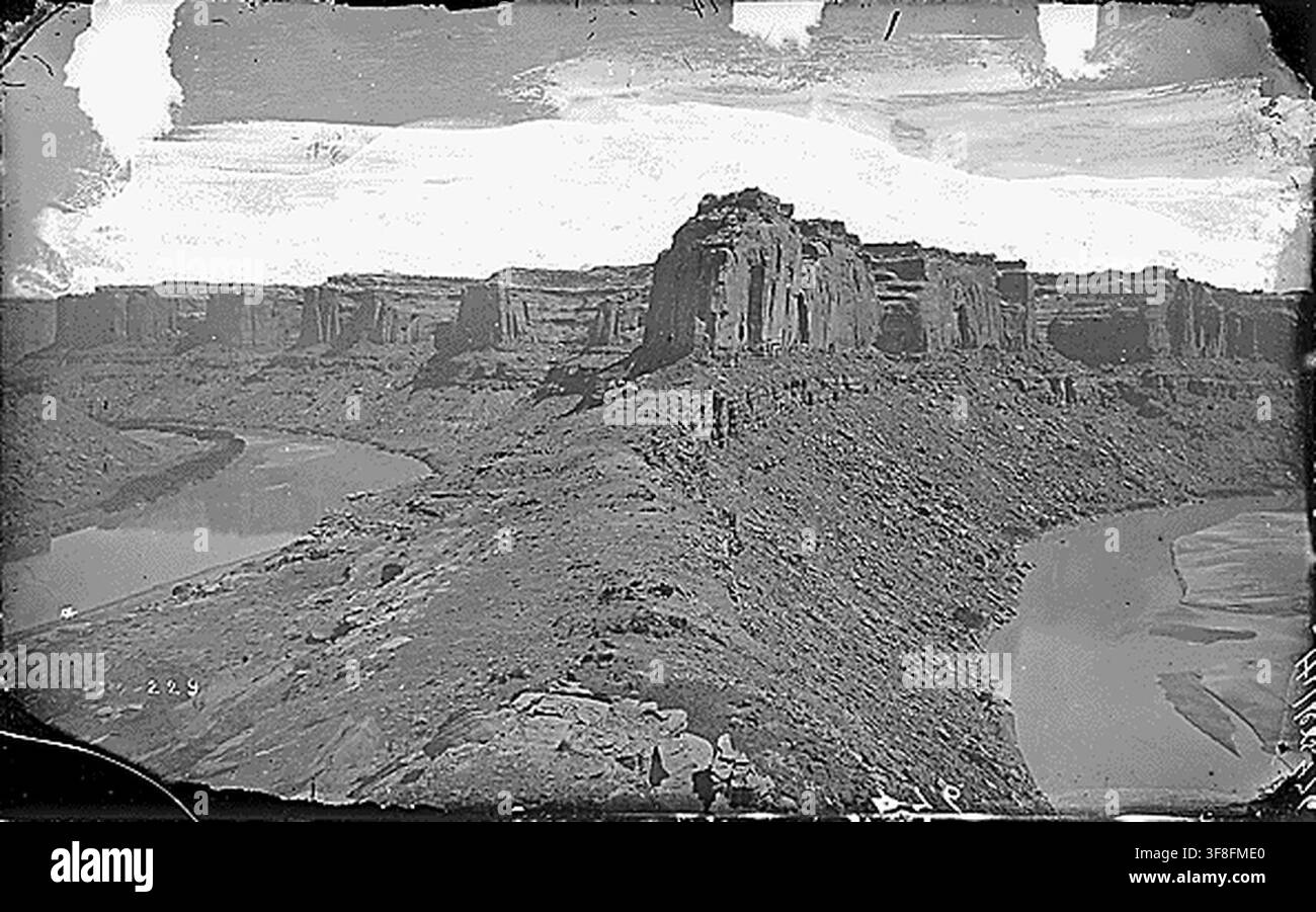 Eine Fotografie des Green River im Labyrinth Canyon, mit Blick auf und abwärts des Flusses vom trennenden Grat am Bowknot Bend, von John K. Hillers, einem Fotografen der U.S. Geological Survey, während der Powell-Expedition. Stockfoto