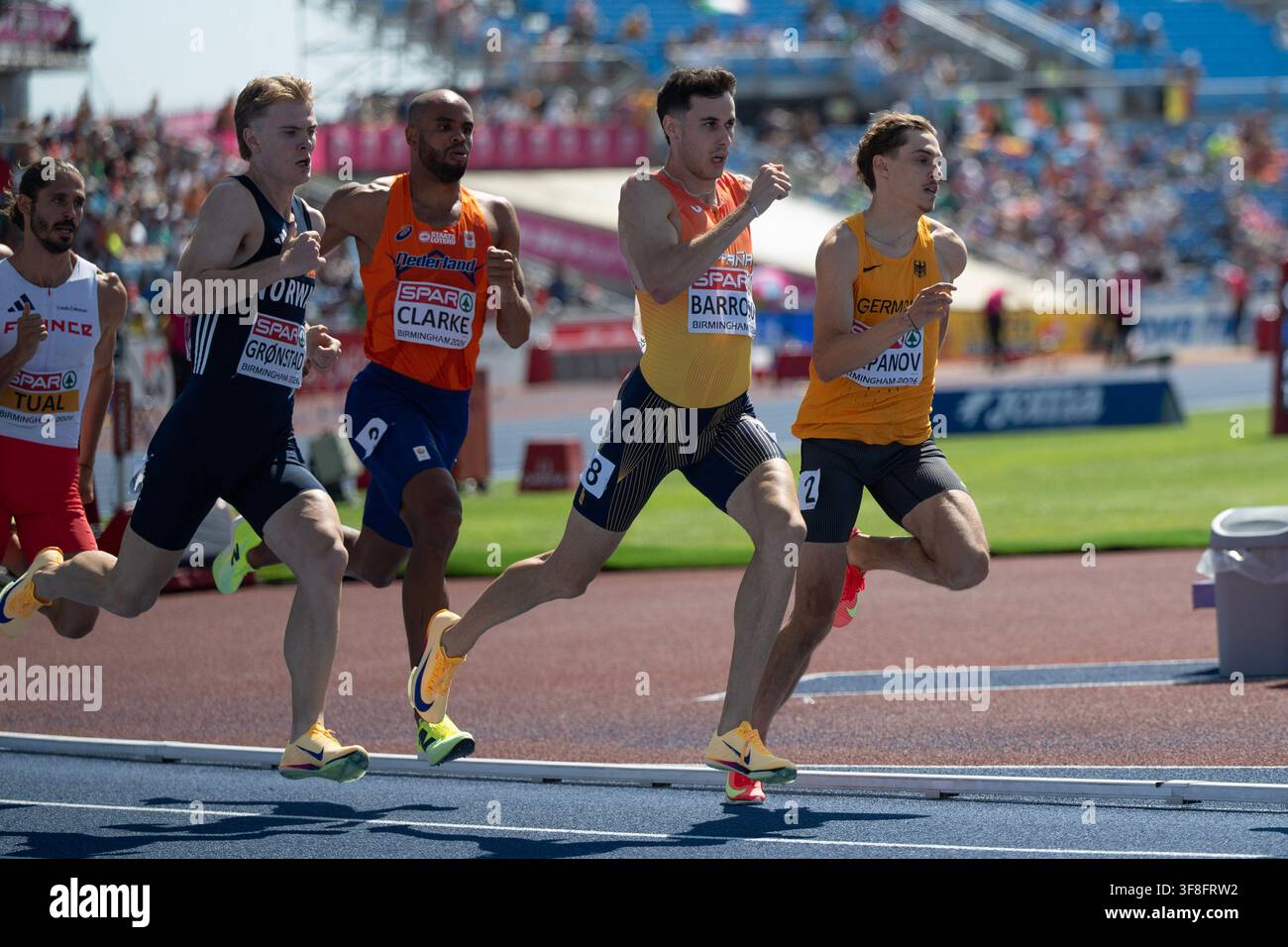 Birmingham, Vereinigtes Königreich. 12. Aug., 2026. Athleten David Barroso (Spanien), Ryan Clarke (Niederlande) und Alexander Stepanov (Deutschland) führen das Rennen während der Halbfinal-Session im 800m-Lauf der Männer bei der Leichtathletik-Europameisterschaft 2026 im Alexander-Stadion. Credit: Visual and Written/Alamy Live News Stockfoto