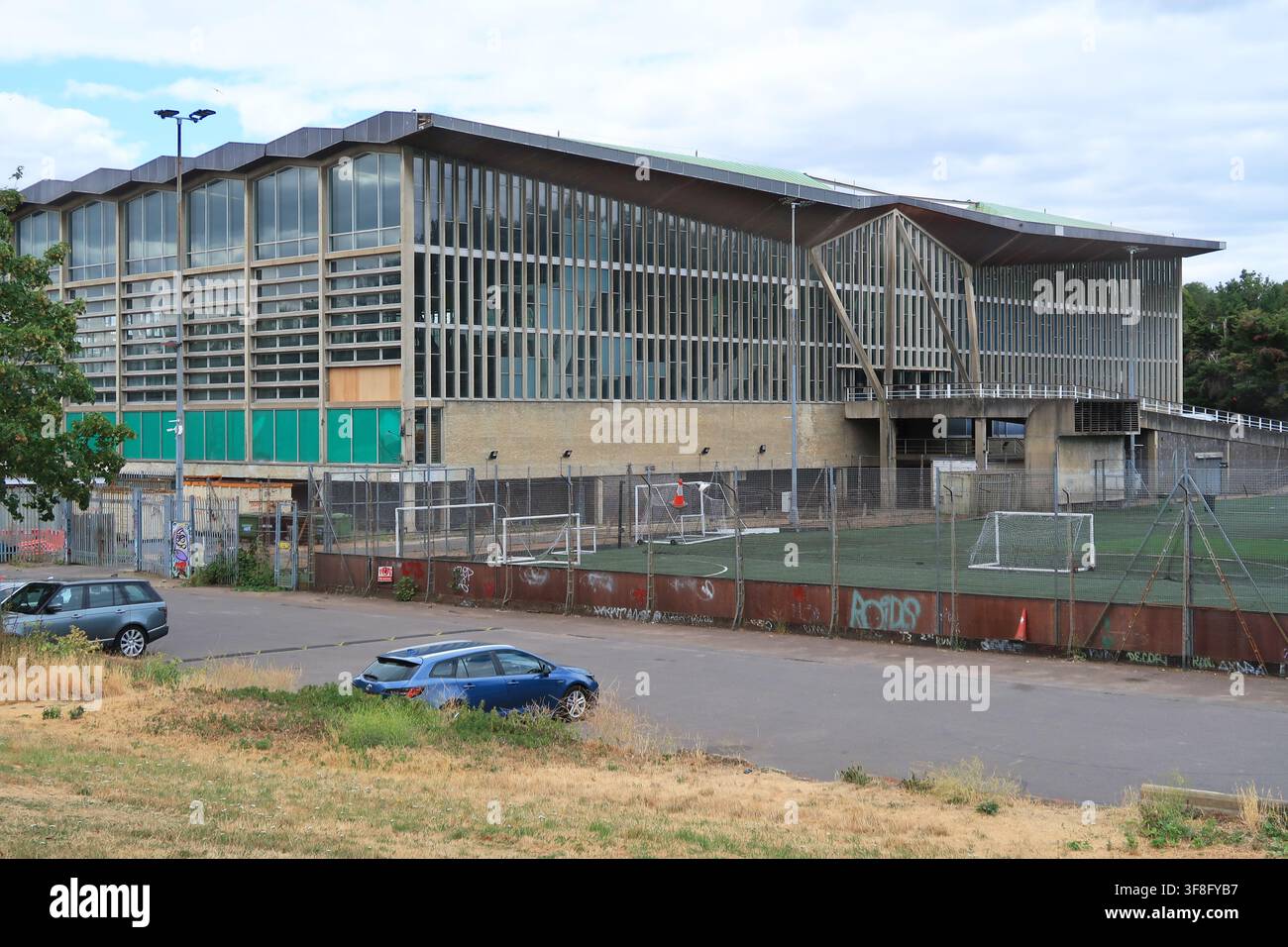 Außenansicht des Crystal Palace National Sports Centre-Gebäudes, London, UK. Blick von Nordwesten. Enthält Schwimmbad und Sporthalle. 2026. Stockfoto