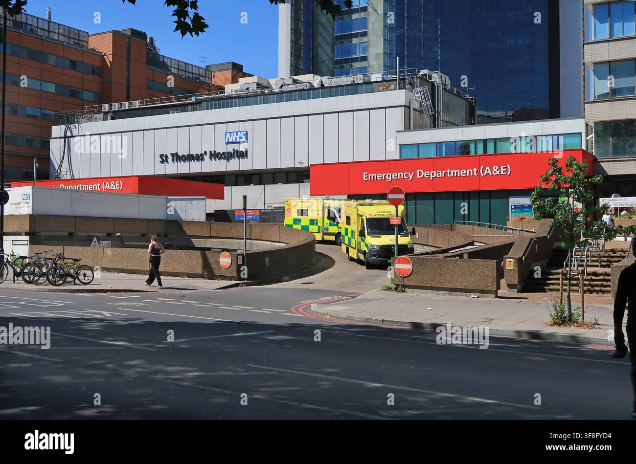 A&E-Eingang zum St Thomas' Hospital, Lambeth Palace Road, London, UK. Großes Londoner Lehrkrankenhaus, Teil des Guys & St Thomas' Foundation Trust. Stockfoto